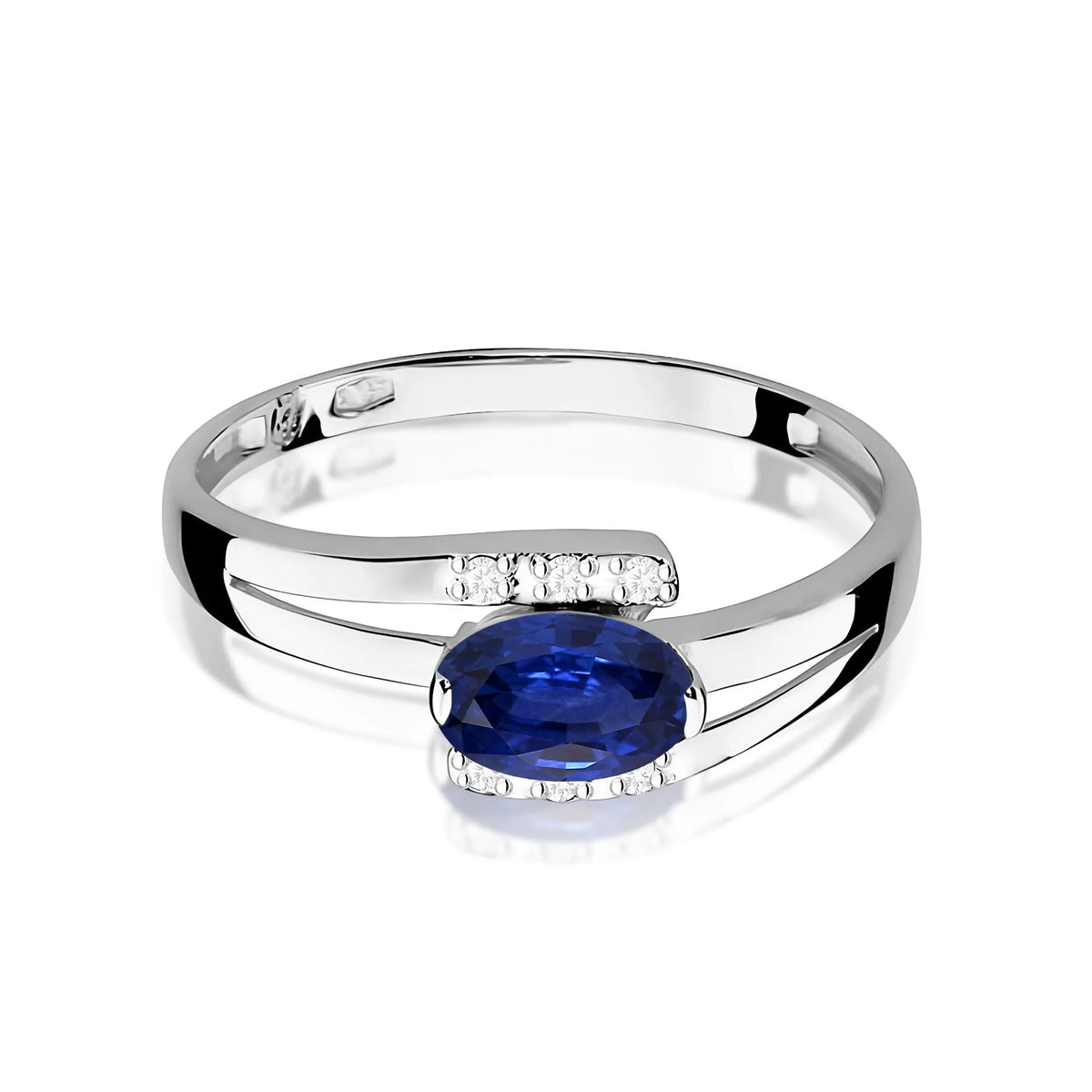Prsten z bílého 14k zlata s oválným safírem 0,70 ct a diamanty 0,052 ct