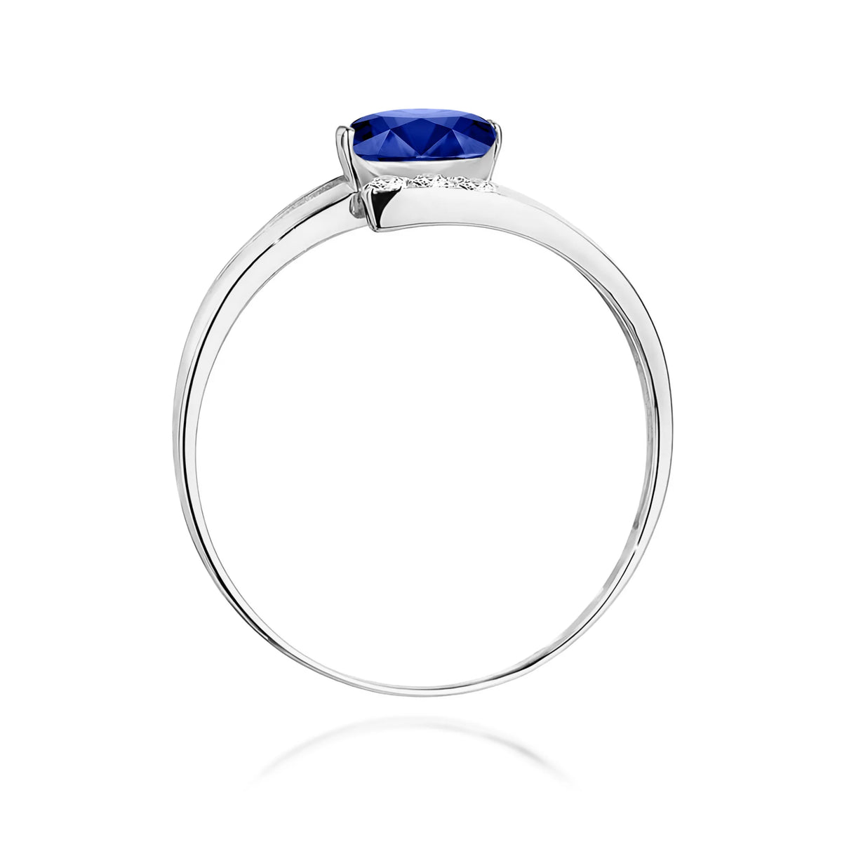 Prsten z bílého 14k zlata s oválným safírem 0,70 ct a diamanty 0,052 ct