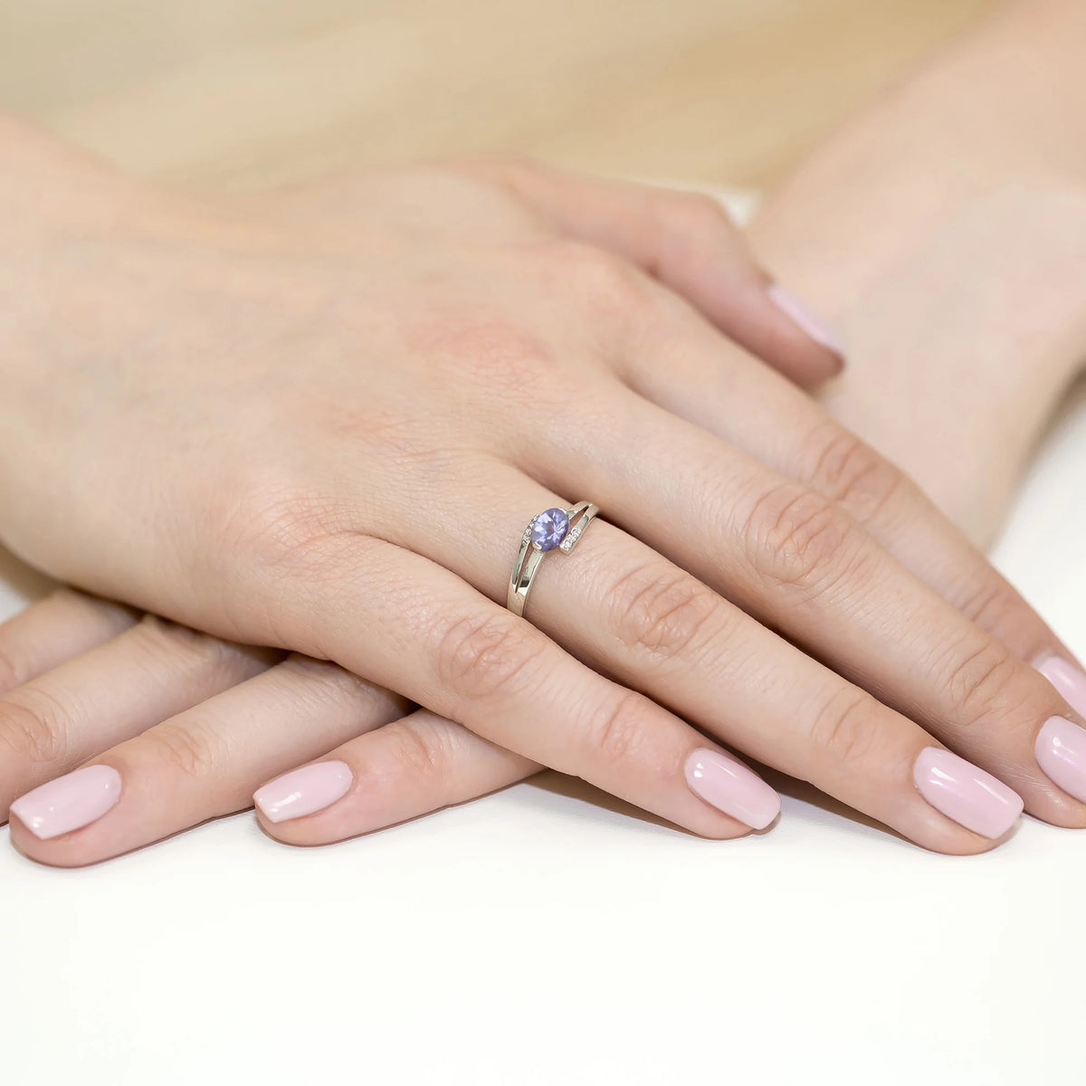 Bague en or blanc avec 0,40 ct de tanzanite et 0,052 ct de diamants