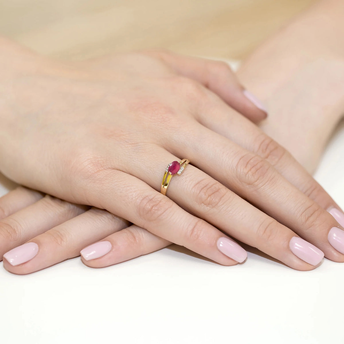 Prsteň zo žltého 14k zlata s oválnym rubínom 0,60 ct a diamantmi 0,052 ct
