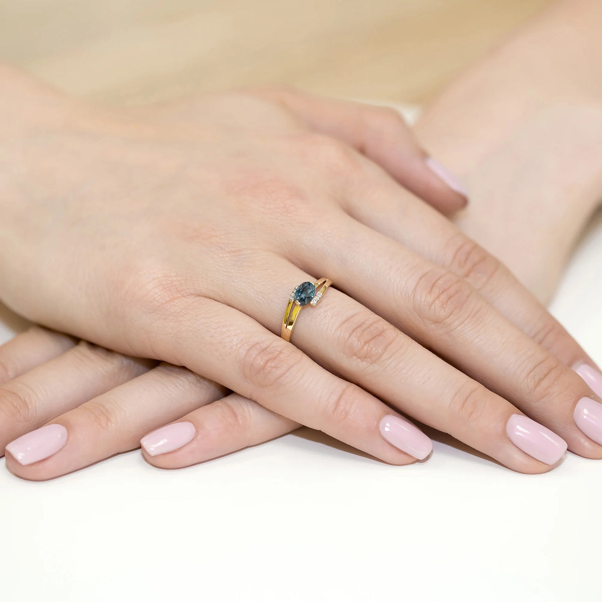 Bague en or avec topaze London Blue 0,50 ct et diamants 0,052 ct
