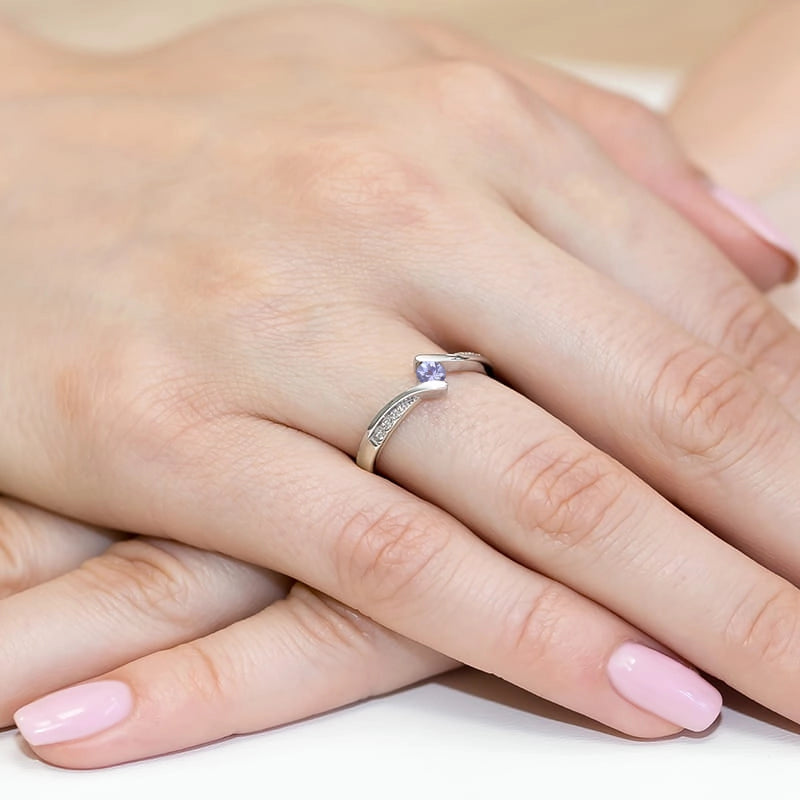 Bague en or blanc blanc avec 0,15 ct de tanzanite et 0,03 ct de diamants