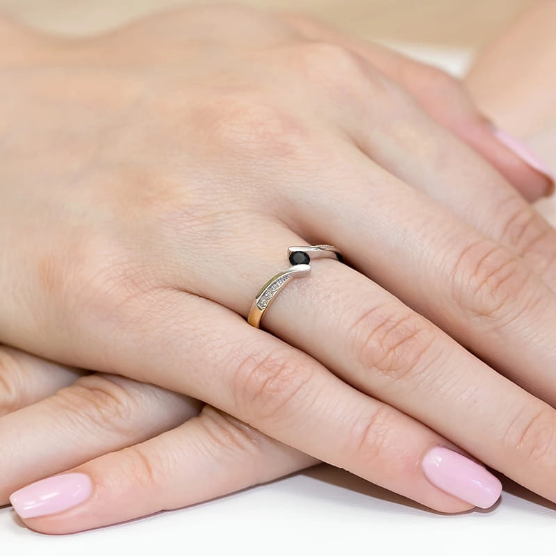 Bague en or avec diamant noir de 0,12 ct et diamants de 0,03 ct