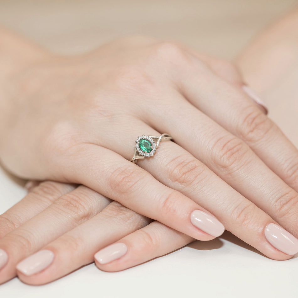 Prsten z bílého zlata se smaragdem 0,40 ct a diamanty 0,12 ct
