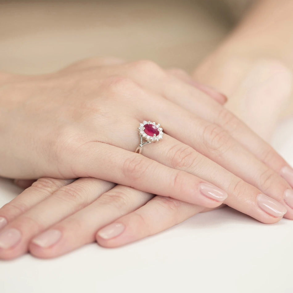 Weißgoldring mit 1,00 ct Rubin und 0,28 ct Diamanten
