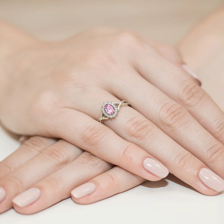 Prsten z bílého zlata s 0,45ct růžovým safírem a 0,12ct diamanty