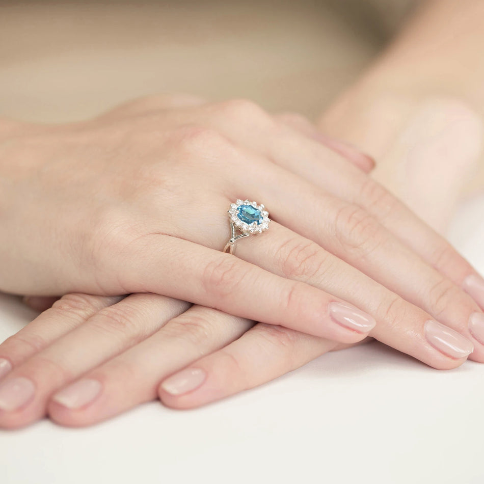 Prsten z bílého zlata s topazem 0,90 ct a diamanty 0,28 ct