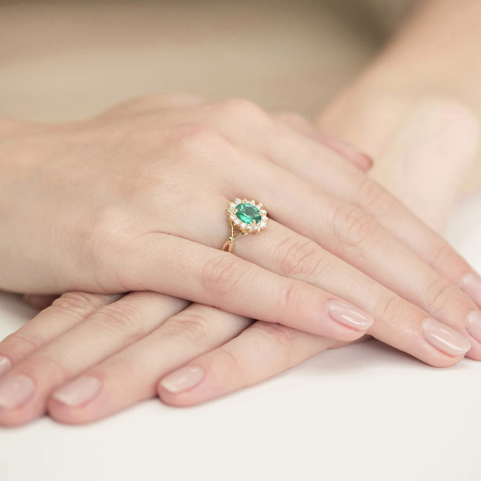 Bague en or avec émeraude de 0,80 ct et diamants de 0,28 ct