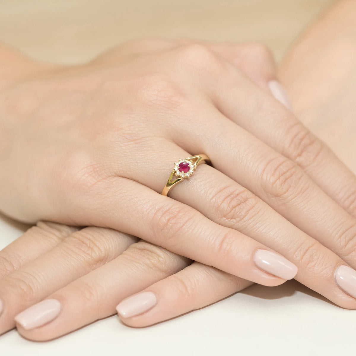 gold-ring-with-0-15ct-ruby-and-0-086ct-diamonds-w0185-rur-01