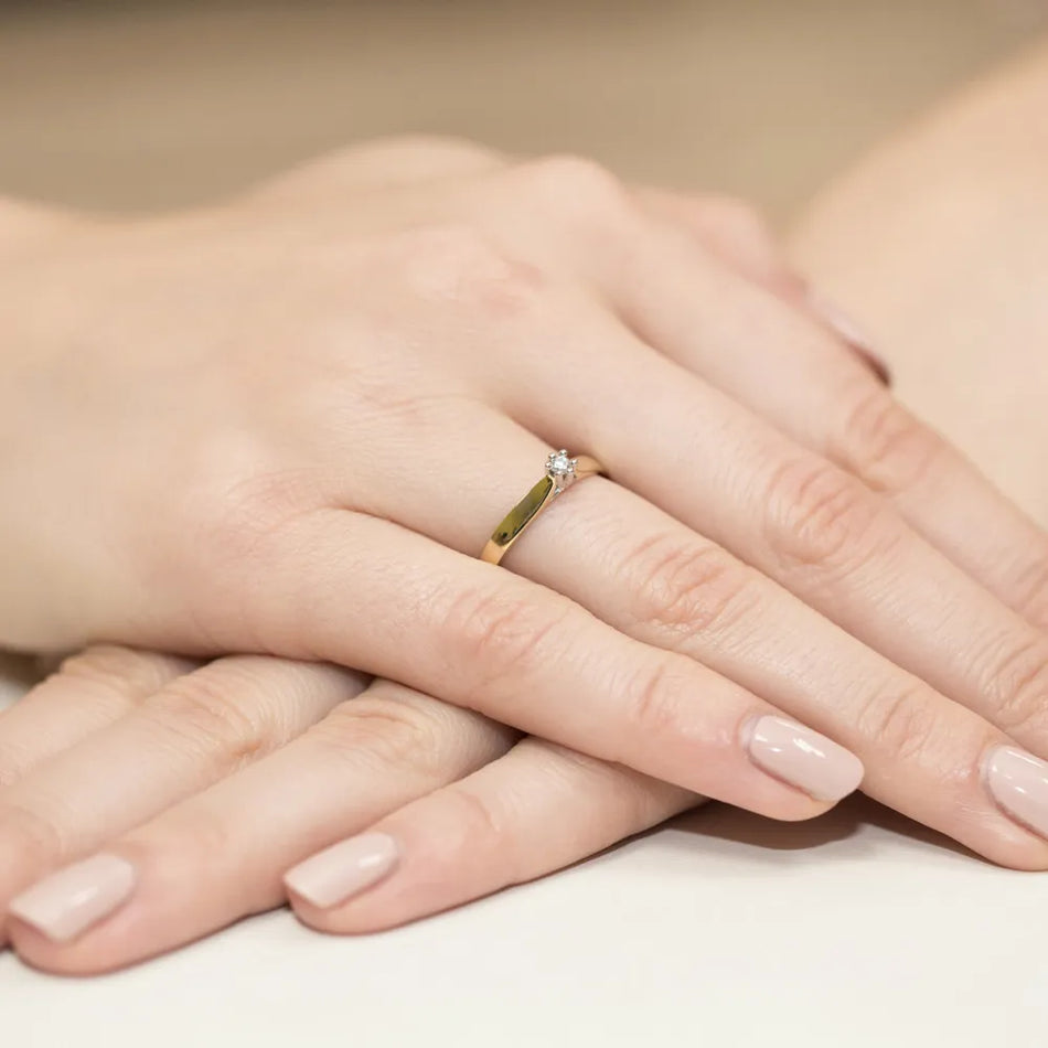 gold-ring-with-0-04ct-diamond-w0222-diw-01