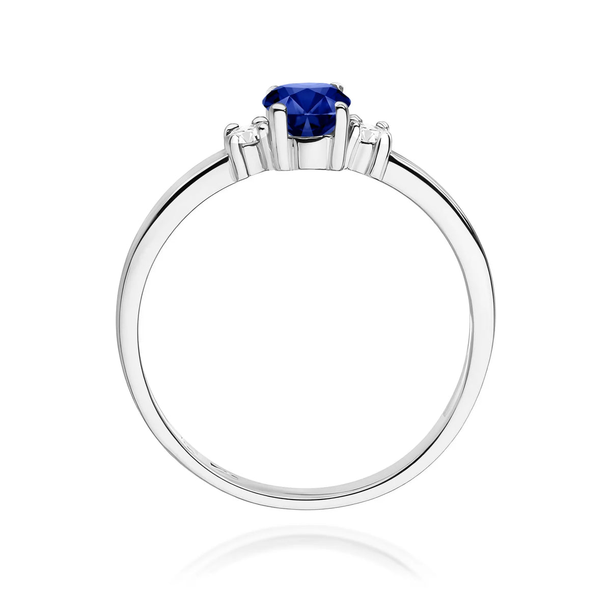 Trilogie-Ring aus 585er Weißgold mit ovalem Saphir 0,70 ct und Diamanten 0,08 ct