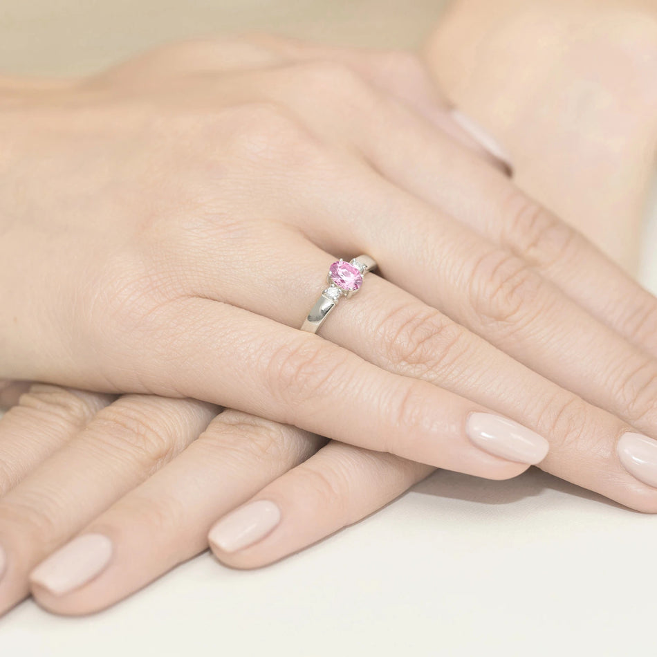 Prsten z bílého zlata s 0,45ct růžovým safírem a 0,08ct diamanty