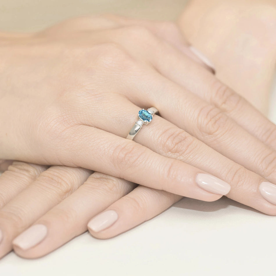 Bague en or blanc avec topaze 0,50 ct et diamants 0,08 ct