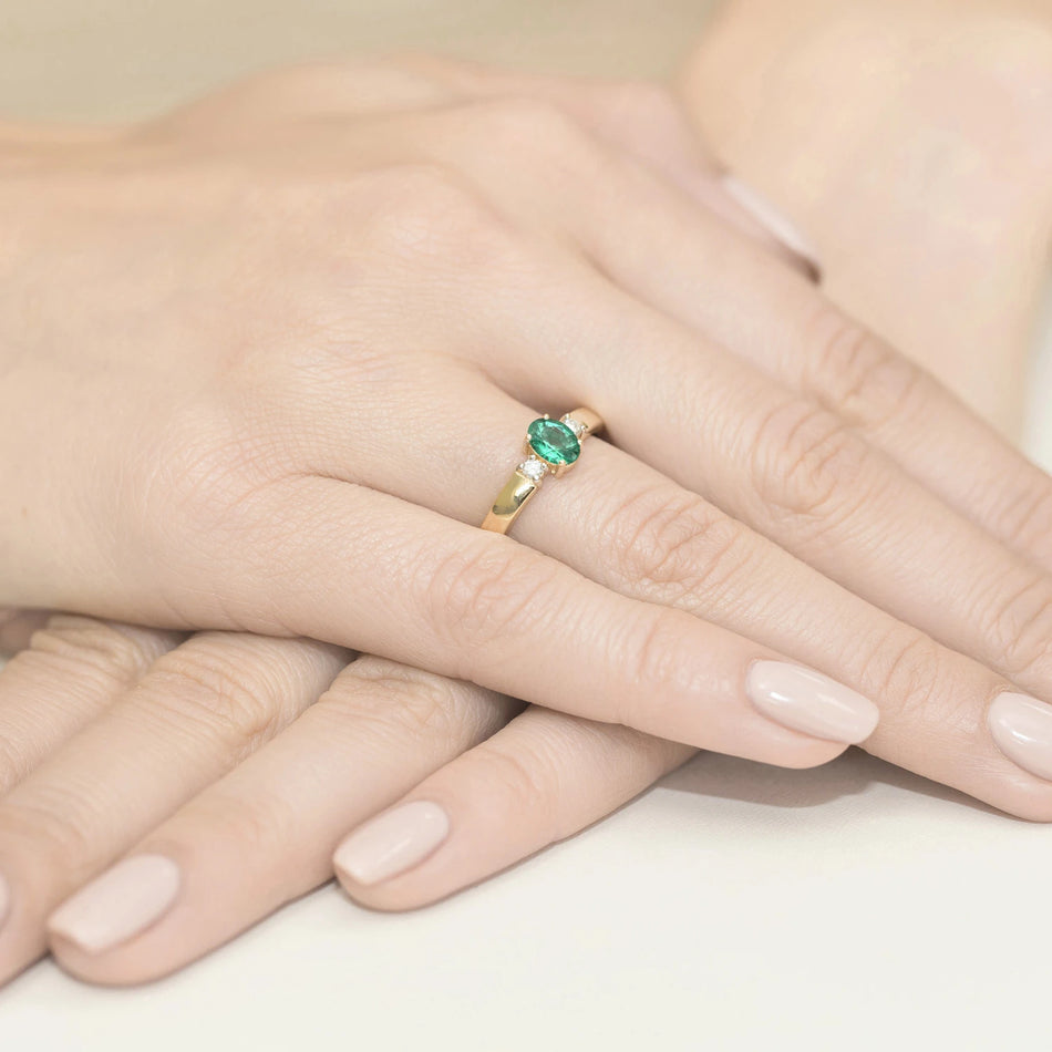 Bague en or avec émeraude de 0,40 ct et diamants de 0,08 ct