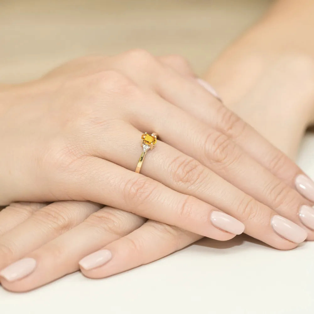 gold-ring-with-0-60ct-citrin-and-0-052ct-diamonds-w0301-ciy-01