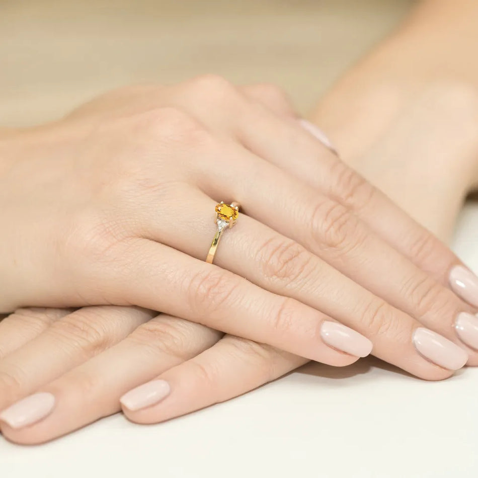 gold-ring-with-0-60ct-citrin-and-0-052ct-diamonds-w0301-ciy-01