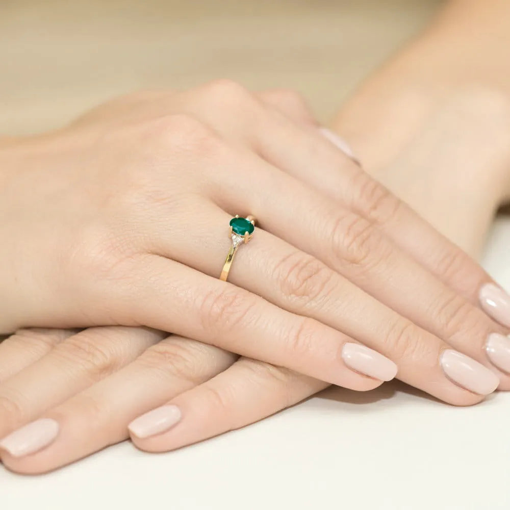 gold-ring-with-0-40ct-emerald-and-0-052ct-diamonds-w0301-emg-01