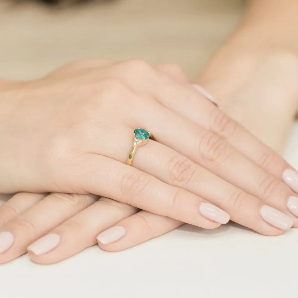 goldring-mit-0-80ct-smaragd-und-0-052ct-diamanten-w0308-emg-01