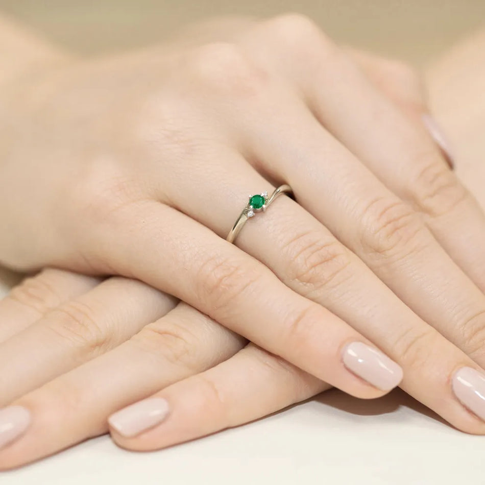 gold-ring-with-0-15ct-emerald-and-0-017ct-diamonds-w0346-emg-01