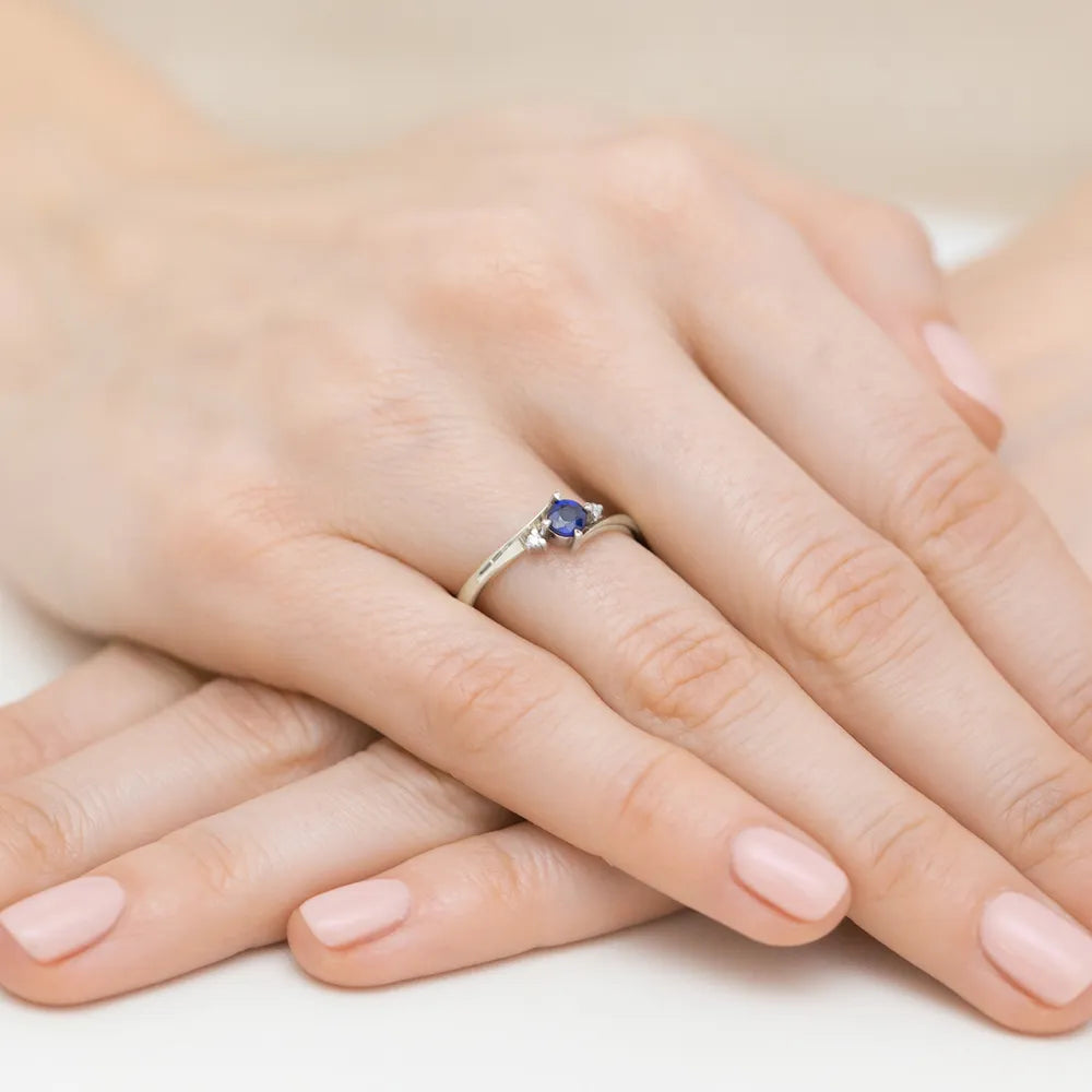 zlatý prsteň so zafírom 0,30 ct a diamantmi 0,029 ct w0346-sab-02