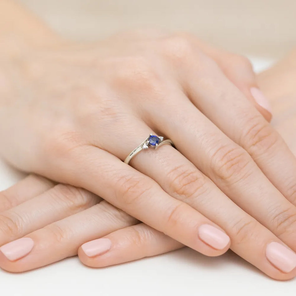 gold-ring-with-0-30ct-sapphire-and-0-029ct-diamonds-w0346-sab-02