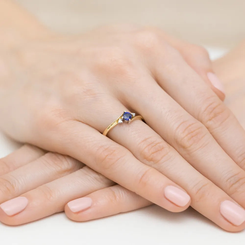 gold-ring-with-0-30ct-sapphire-and-0-029ct-diamonds-w0346-sab-02