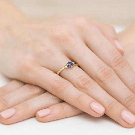 gold-ring-with-0-30ct-sapphire-and-0-029ct-diamonds-w0346-sab-02