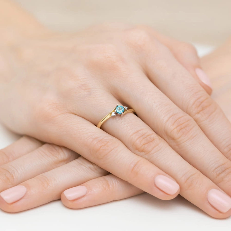 Zlatý prsteň s topásom a diamantmi