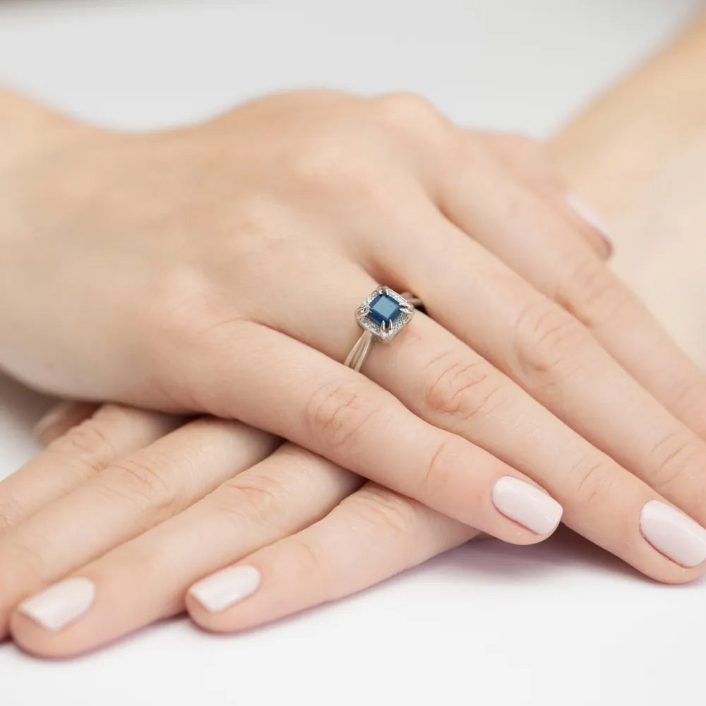 zlatý prsteň so zafírom 0,70 ct a diamantmi 0,06 ct w0358-sab-01