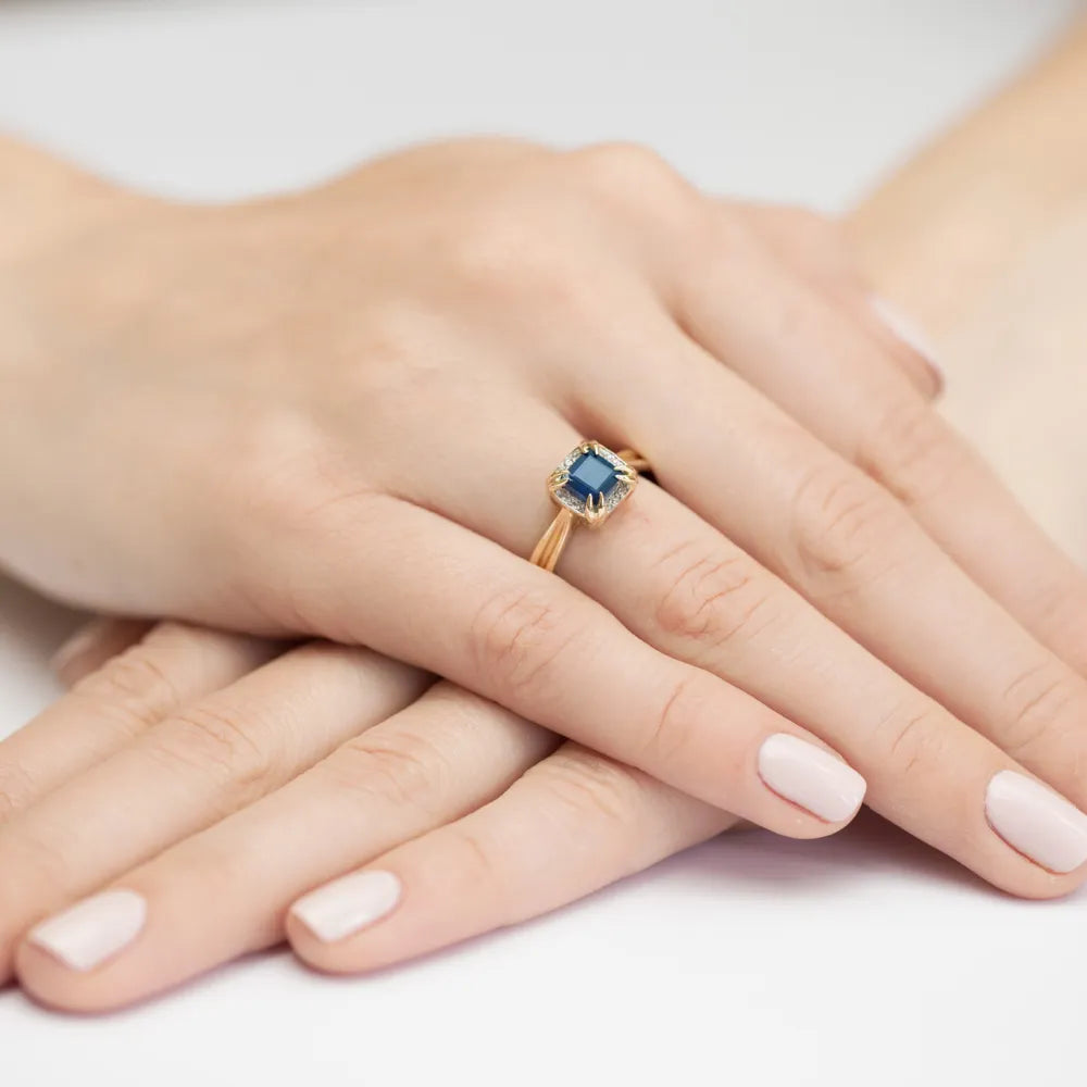 gold-ring-with-0-70ct-sapphire-and-0-06ct-diamonds-w0358-sab-01