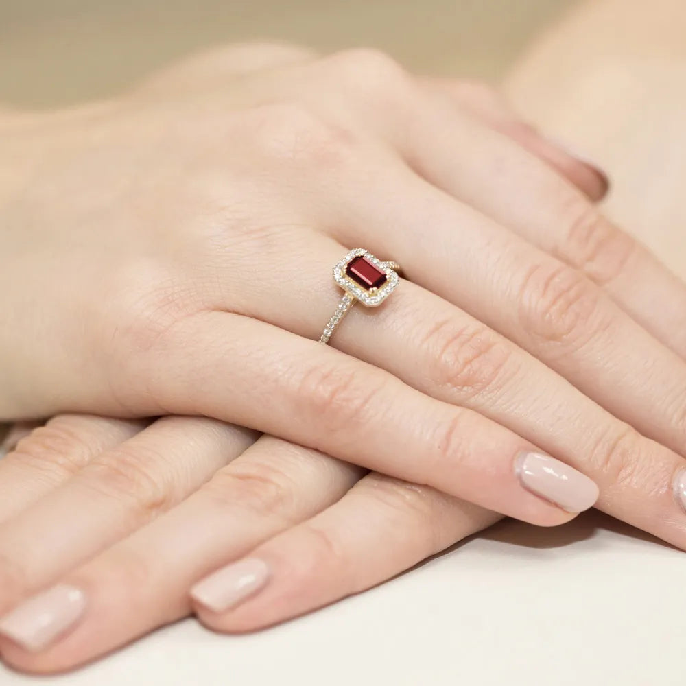 zlatý prsteň s 0,80 ct rubínom a 0,19 ct diamantmi w0403-rur-01