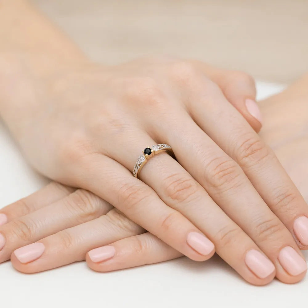 zlatý prsteň s 0,12 ct čiernym diamantom a 0,03 ct diamantmi w0411-dib-01
