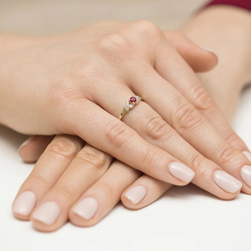 gold-ring-with-0-15ct-ruby-and-0-02ct-diamonds-w0414-rur-01