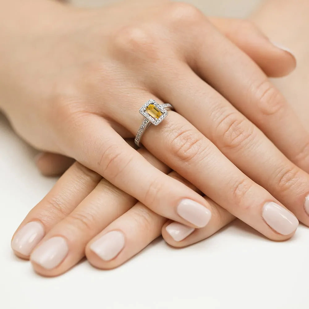 gold-ring-with-0-60ct-citrin-and-0-22ct-diamonds-w0422-ciy-01