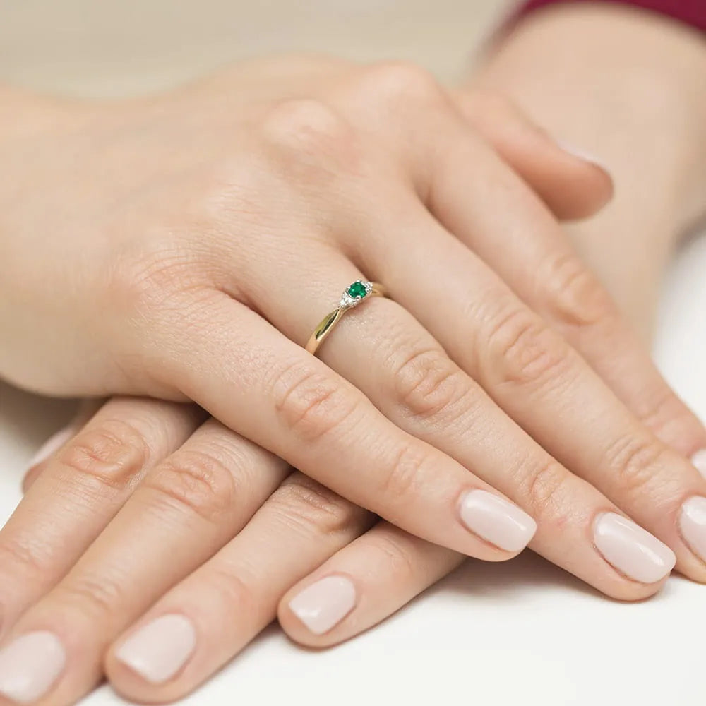 gold-ring-with-0-15ct-emerald-and-0-03ct-diamonds-w0428-emg-01