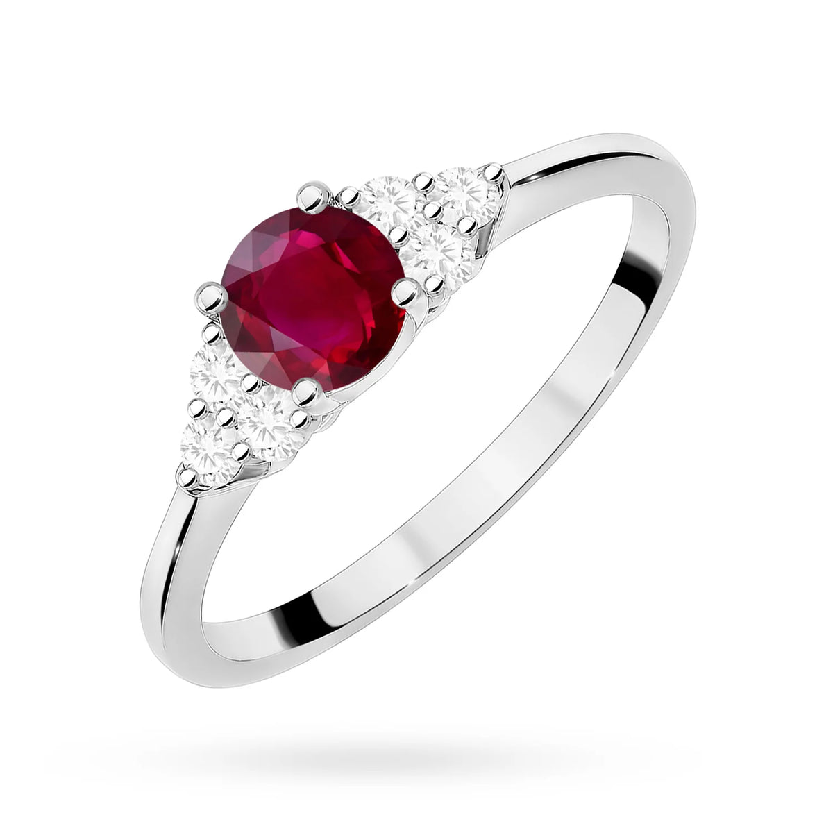 Prsten z bílého 14k zlata s kulatým rubínem 0,60 ct a postranními shluky diamantů 0,18 ct