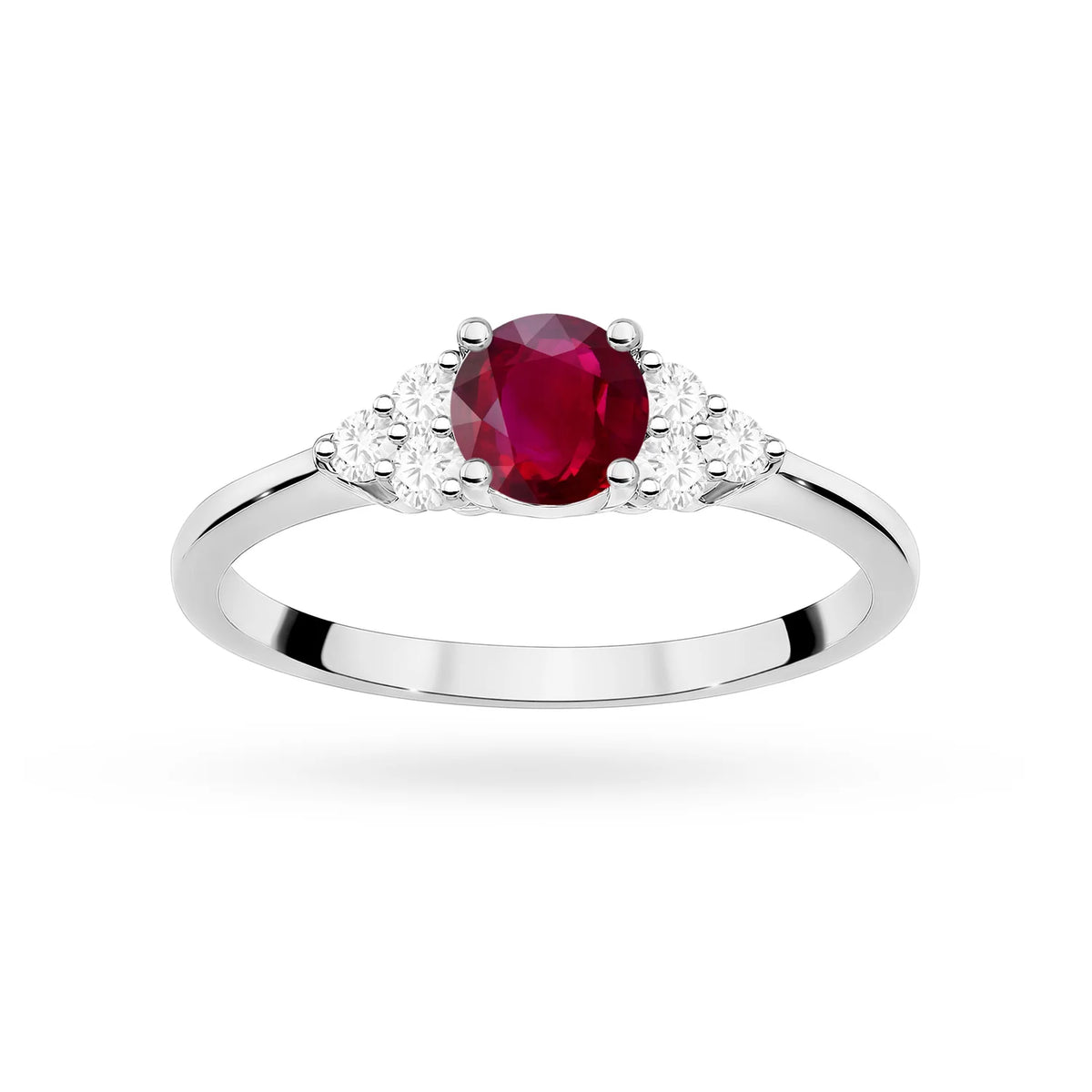 Prsten z bílého 14k zlata s kulatým rubínem 0,60 ct a postranními shluky diamantů 0,18 ct