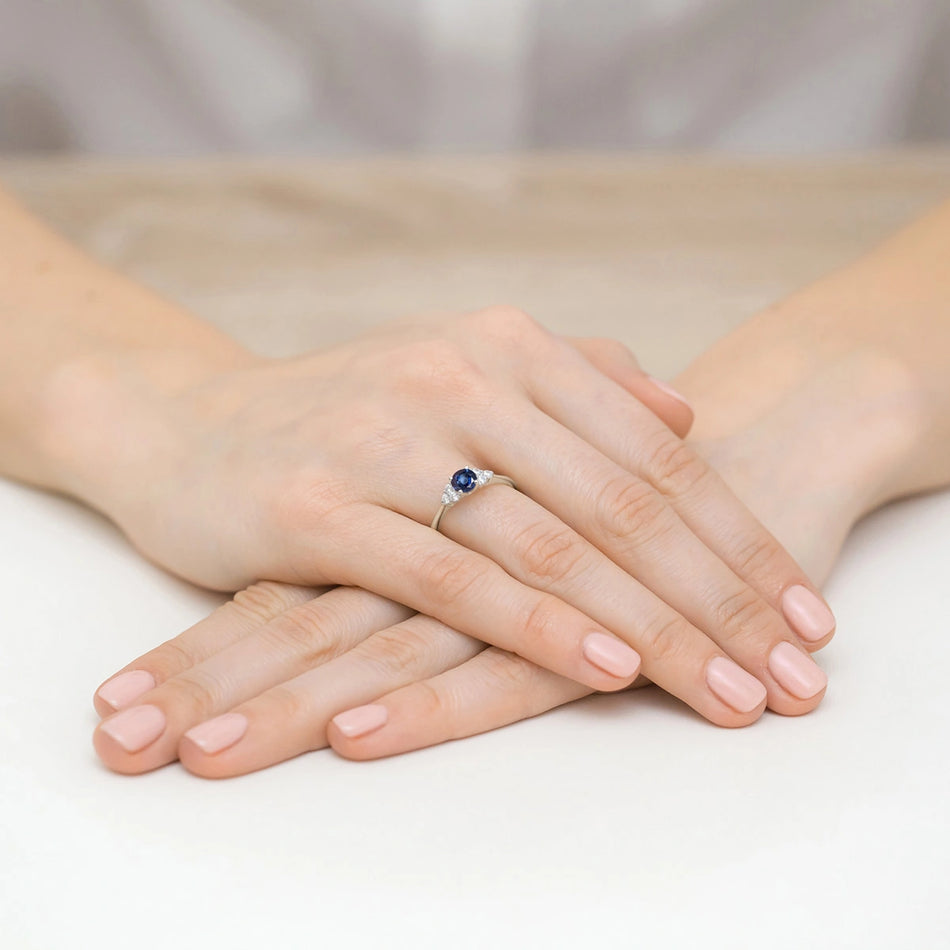 Prsteň z bieleho zlata so zafírom 0,50 ct a diamantmi 0,18 ct