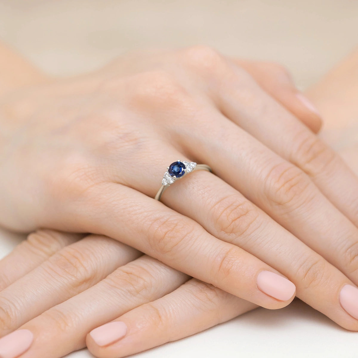 Postranní prsten s diamantem z bílého 14k zlata s modrým safírem 0,50 ct a diamanty 0,18 ct