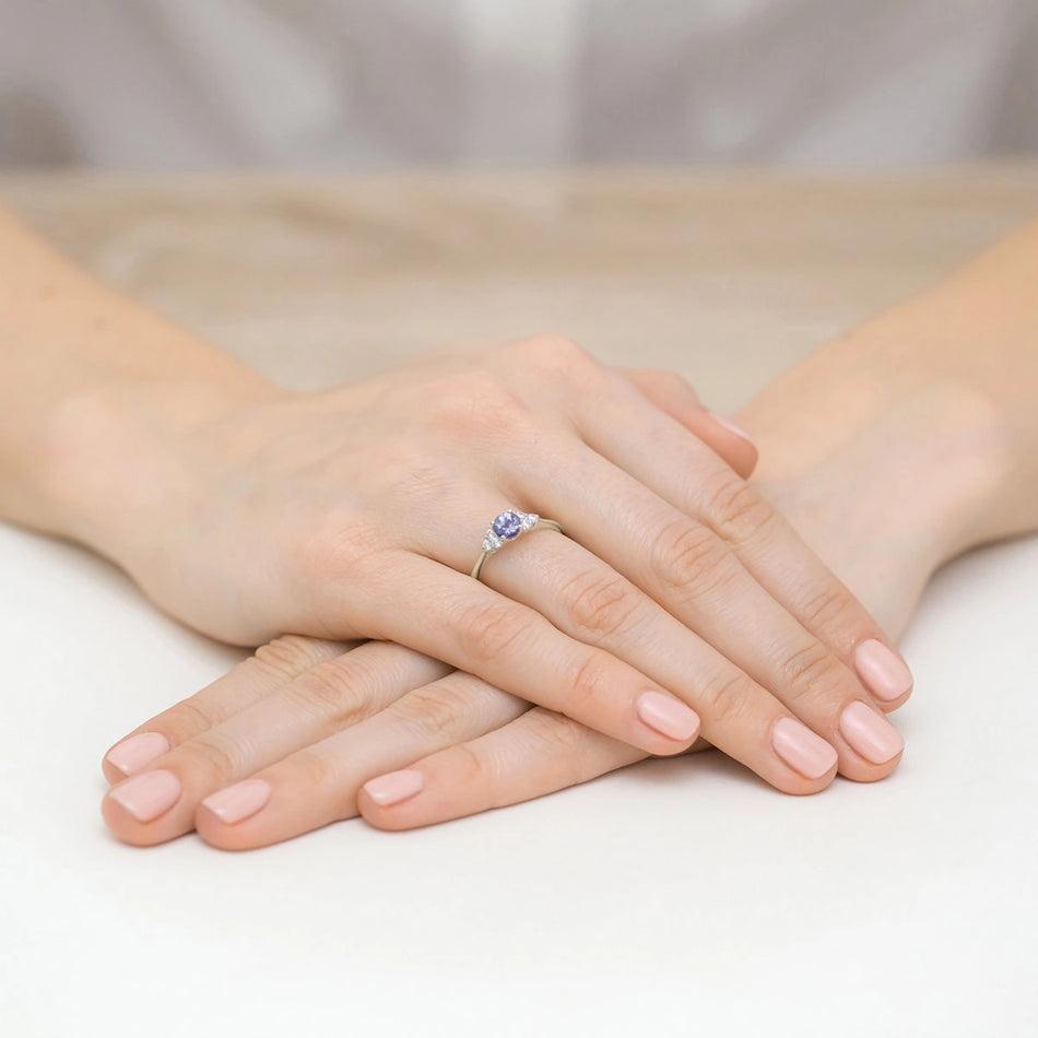 Prsten z bílého zlata s tanzanitem 0,50 ct a diamanty 0,18 ct