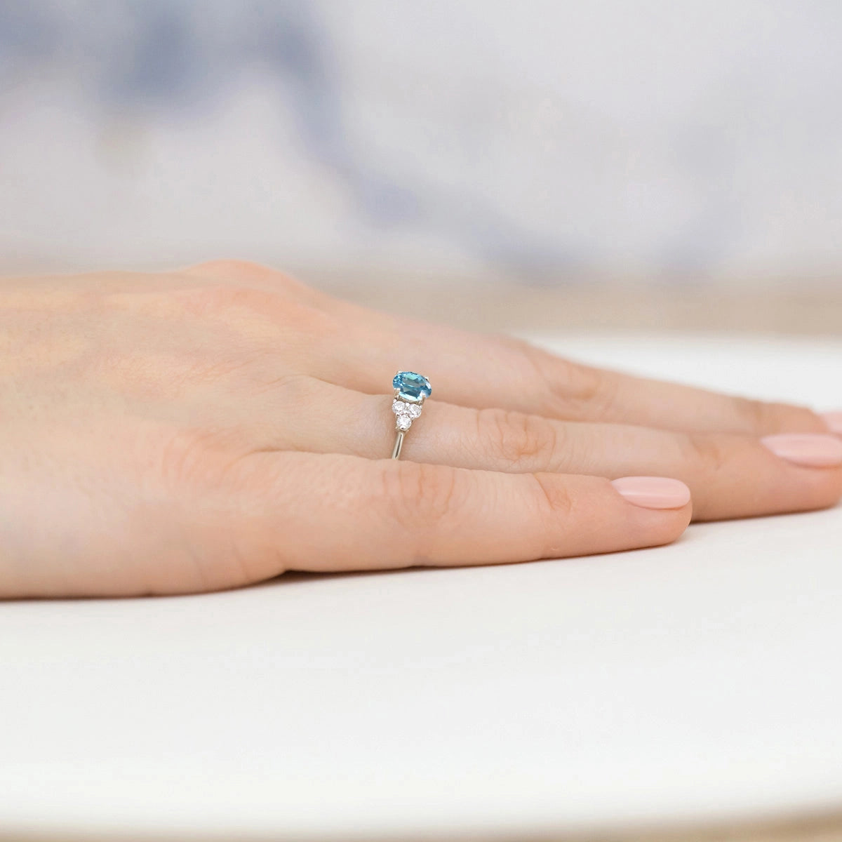 Postranní prsten s diamantem z bílého 14k zlata s topazem Swiss Blue 0,50 ct a diamanty 0,18 ct