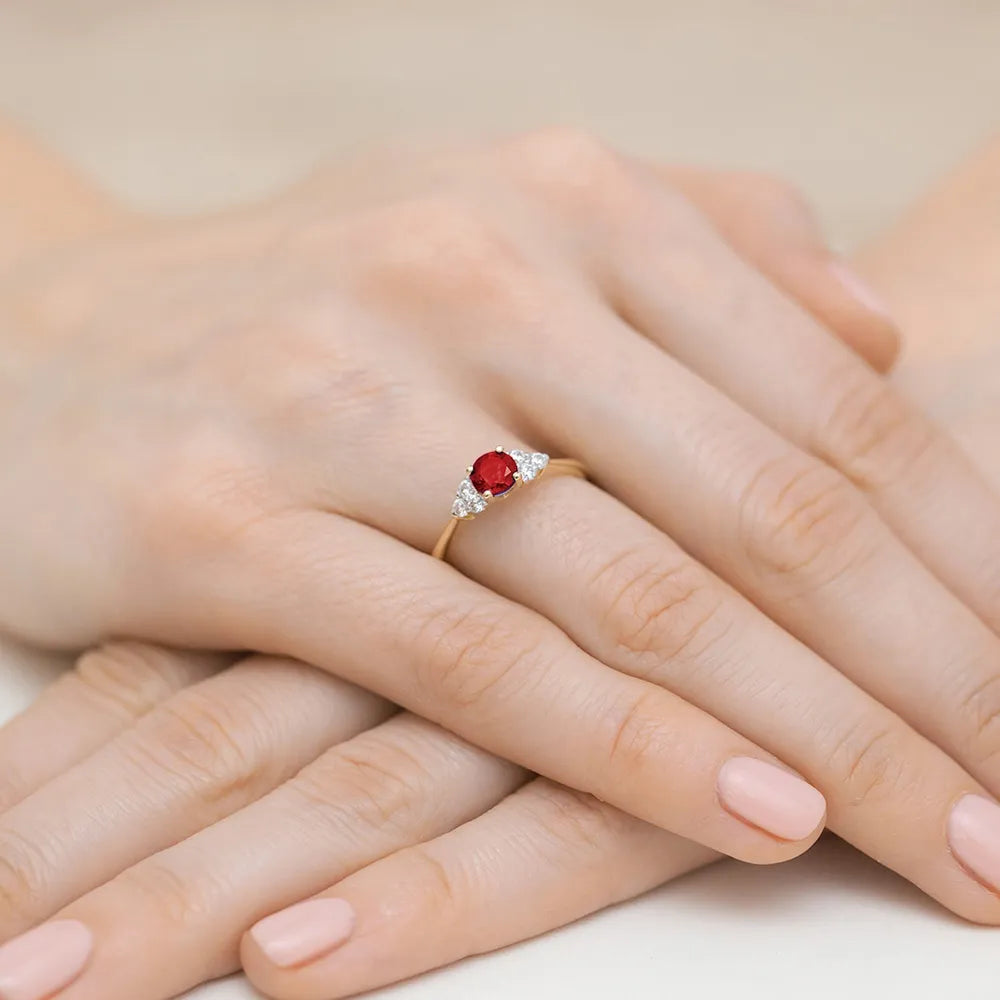 goldring-mit-0-60ct-rubin-und-0-18ct-diamanten-w0451-rur-01