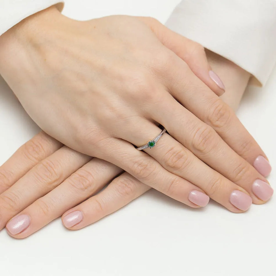 zlatý prsteň s 0,30 ct smaragdom a 0,03 ct diamantmi w0466-emg-01