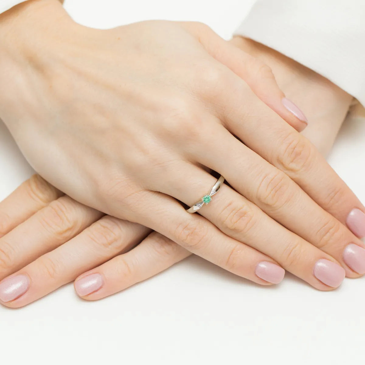 bague-en-or-avec-0-15ct-émeraude-et-0-01ct-diamants-w0469-emg-01