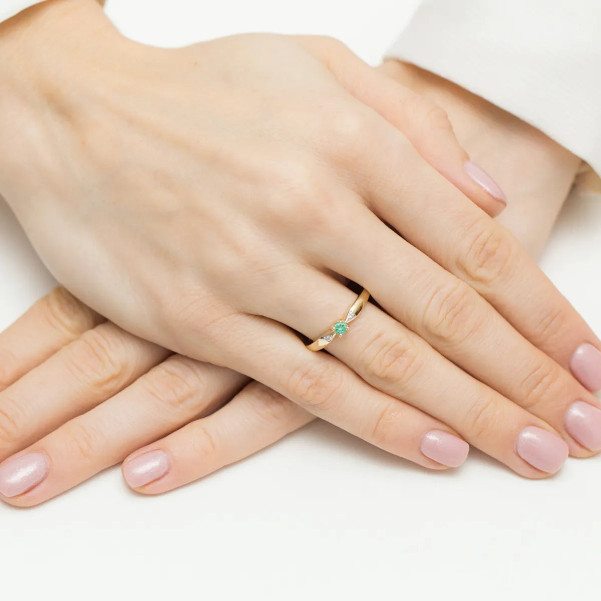 bague-en-or-avec-0-15ct-émeraude-et-0-01ct-diamants-w0469-emg-01