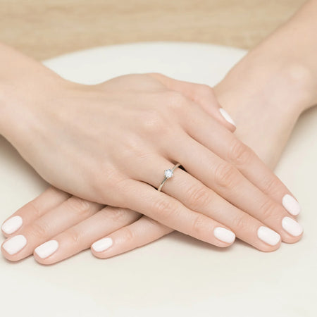 Zásnubný prsteň s diamantmi v 585 bielom zlate