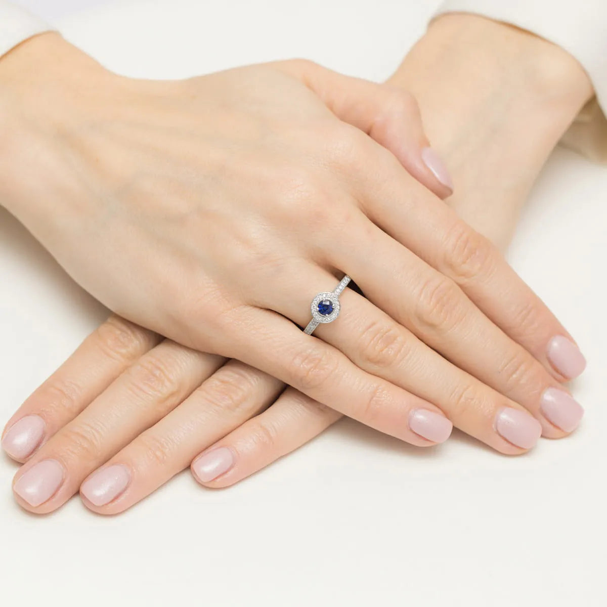 zlatý prsteň s 0,30 ct zafírom a 0,343 ct postrannými diamantmi w0559-sab-01
