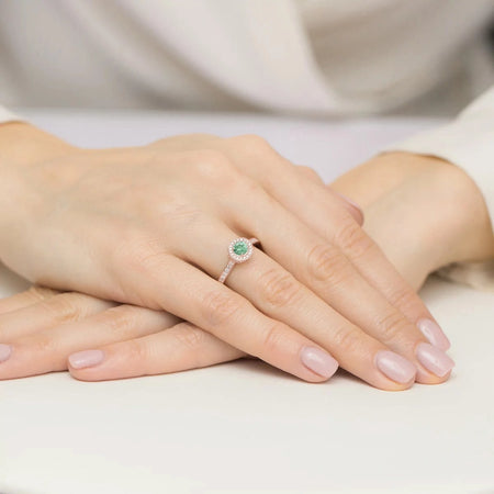 gold-ring-with-0-30ct-emerald-and-0-343ct-sideline-diamonds-w0559-emg-01