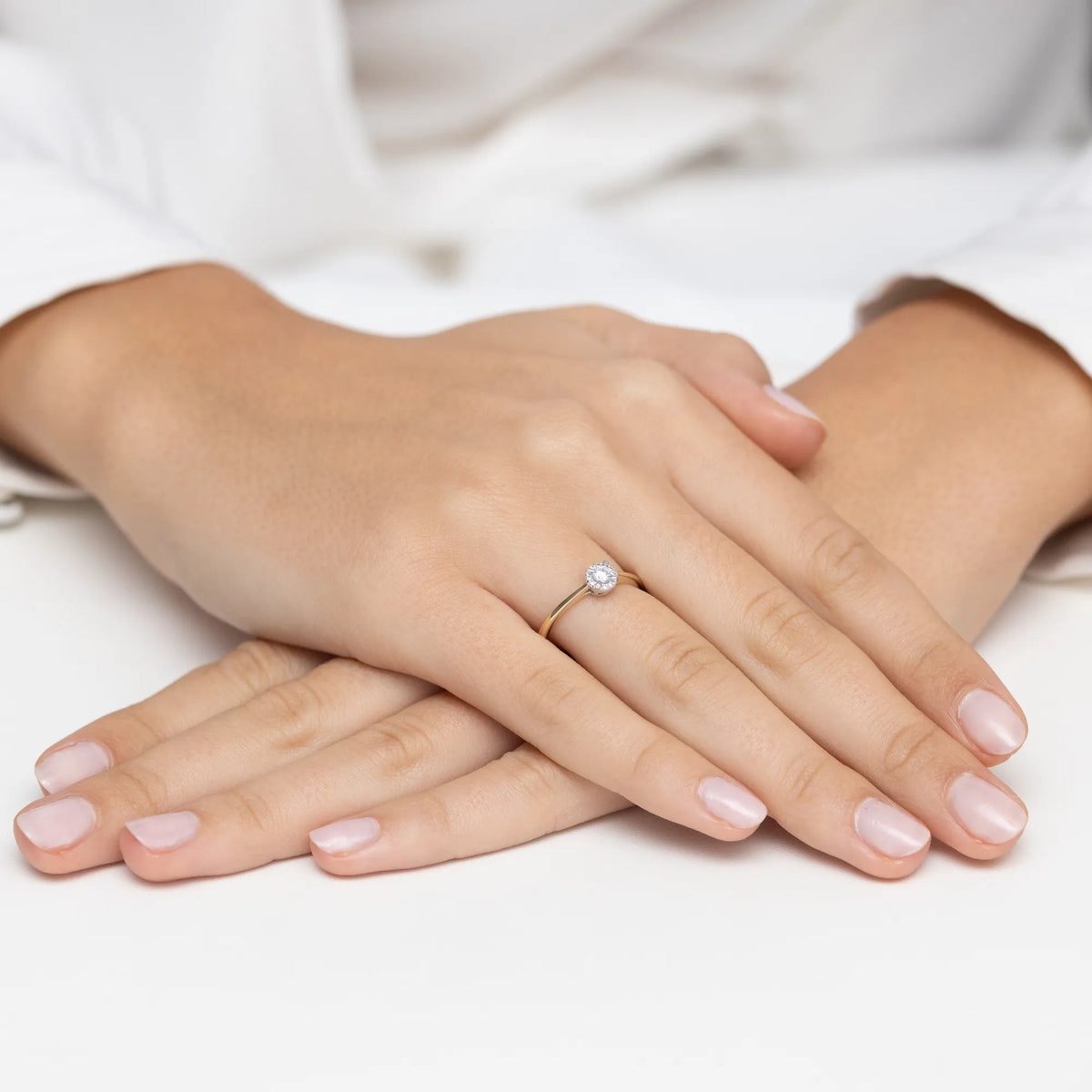 bague-en-or-avec-diamant-de-0-10ct-et-diamants-latéraux-de-0-04ct-w0560-diw-01