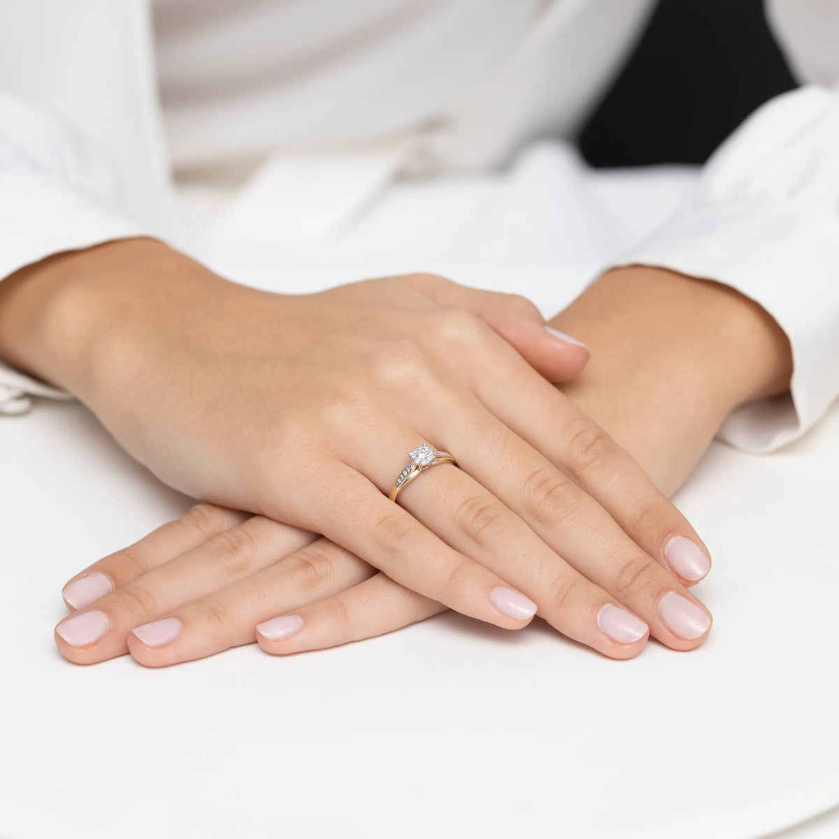 zlatý prsten s diamantem 0,08 ct a postranními diamanty 0,118 ct w0564-diw-01